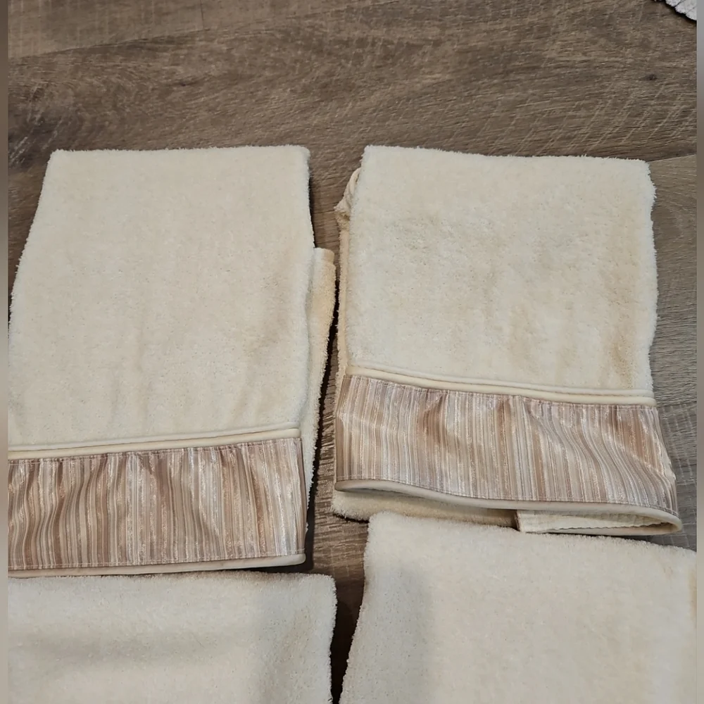 AVANTI luxurious exclusive decor TOWEL SET of 4 Ivory And Gold Stripe trim